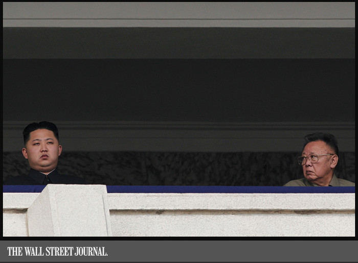 ▲ 북한의 김정일 국방위원장이 후계자 김정은을 애처롭게 바라보는 모습도 10월의 사진에 올랐다.  ⓒ월스트리트저널 보도화면 캡쳐