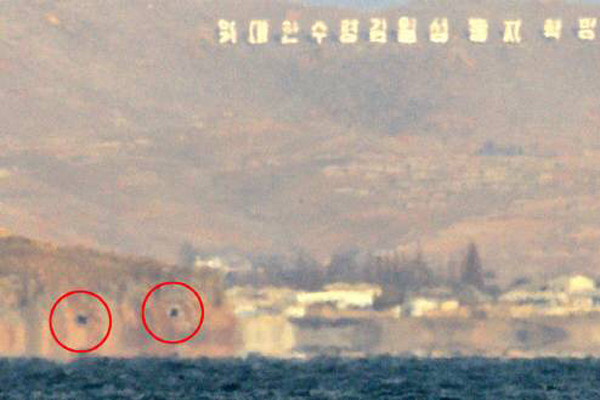 ▲ 북한 해안포 갱도 진지. 이런 갱도가 수십 개 이상 있다. 해안포 진지를 모두 부순다해도 김정일은 코웃음만 칠 가능성이 높다.ⓒ