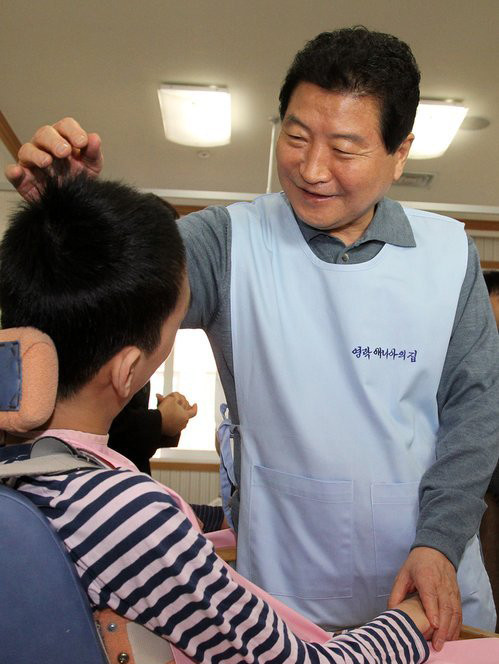 ▲ 안상수 한나라당 대표가 성형수술을 안한 여성을 자연산에 빗대 여성비하 및 성희롱 논란에 휩싸였다. ⓒ연합뉴스