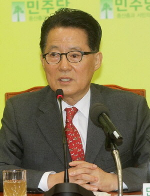 ▲ 민주당 박지원 원내대표가 23일 오전 국회에서 열린 기자간담회에서 발언하고 있다. ⓒ 연합뉴스