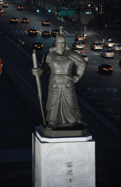 ▲ 23일 귀환한 광화문 이순신 장군의 위용ⓒ뉴데일리