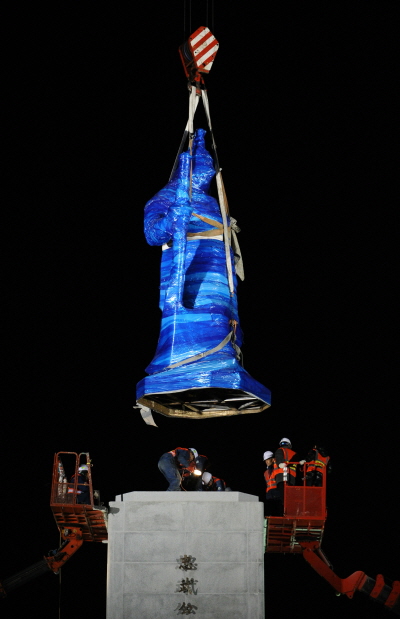 ▲ 이날 오전 광화문으로 돌아온 이순신 장군 동상이 설치되는 모습ⓒ뉴데일리