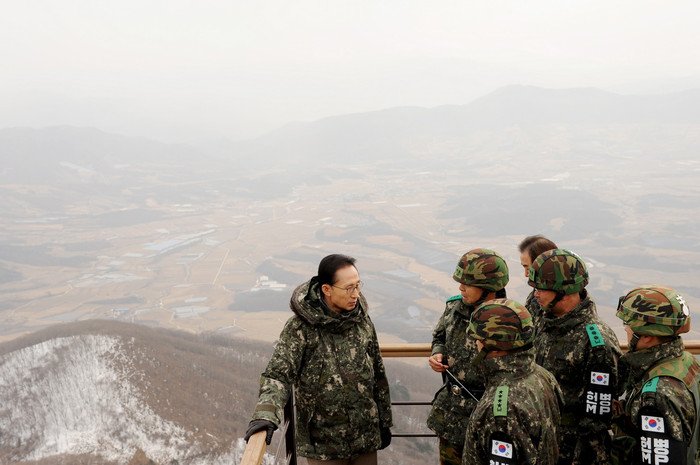 ▲ 이명박 대통령이 23일 강원도 동부전선 백두산부대 OP를 방문해 펀치볼 지역을 살펴보고 있다.ⓒ청와대