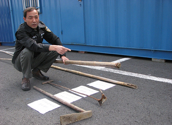 ▲ 지난 18일 침몰한 중국 불법조업 어선들이 우리 해경에게 휘두른 흉기들. 이 일로 4명의 해경이 중상을 입었다.ⓒ