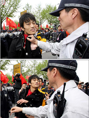 ▲ 2008년 4월 28일 서울 도심에서의 중국인 폭동 장면. 한 경찰이 '왜 사람들을 폭행하느냐'며 말리자 이를 뿌리치며 비웃고 있다.ⓒ
