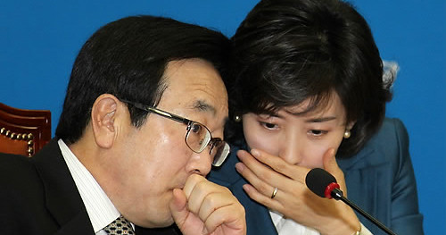 ▲ 한나라당 서병수, 나경원 최고위원이 머리를 맞대고 이야기를 나누고 있다. ⓒ 연합뉴스