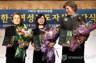 ▲ 지난달 4일 오후 서울 중구 은행회관에서 열린 YWCA-한국씨티은행 '제8회 한국여성지도자상 시상식'에서 대상 수상자인 박영숙(왼쪽부터) 한국여성재단 고문, 젊은지도자상 수상자인 이지선 작가, 특별상 수상자인 캐슬린 스티븐스 주한 미국대사가 상패와 꽃다발을 들고 기념촬영을 하고 있다.  ⓒ 연합뉴스