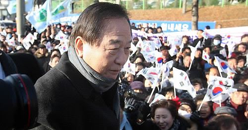 ▲ 24일 오전 경기도 의정부시 의정부교도소에서 가석방된 서청원 전 친박연대 대표가 지지자들의 환호 속에 단상에 오르고 있다. ⓒ 연합뉴스