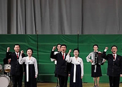 ▲ 충성의 노래 모임을 진행하는 북한 주민들.ⓒ연합뉴스