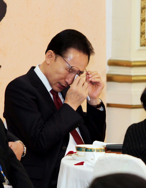 ▲ 이명박 대통령이 24일 청와대에서 열린 나눔.봉사가족 초청 오찬에서 봉사활동 중 사망한 딸 故심민정 학생의 뜻을 이어받아 봉사활동을 하고 있는 김숙자씨의 사연을 듣고 눈물을 흘리고 있다.ⓒ청와대