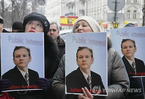 ▲ 22일 스웨덴 대사관 앞에 모인 우크라이나 지지자들ⓒ(AP=연합뉴스)