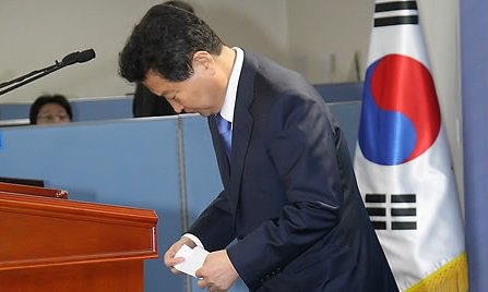 ▲ 한나라당 안상수 대표가 26일 오전 서울 여의도당사에서 열린 기자회견에서 '룸살롱 자연산' 발언 파동과 관련해 고개숙이고 있다. ⓒ연합뉴스