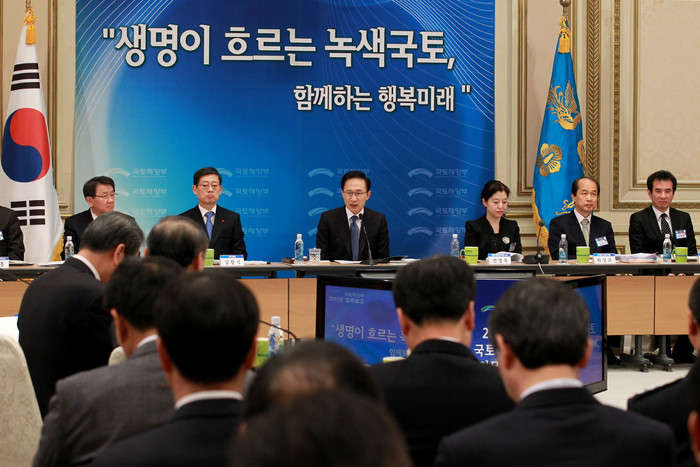 ▲ 이명박 대통령이 27일 오전 청와대 영빈관에서 열린 국토해양부 2011년 업무보고에서 인사말을 하고 있다.ⓒ 청와대