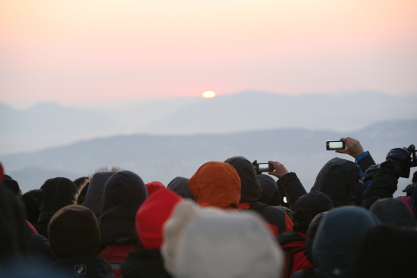 ▲ 올해 첫날 북한산 정상에서 벌어지는 일출 광경ⓒ서울시
