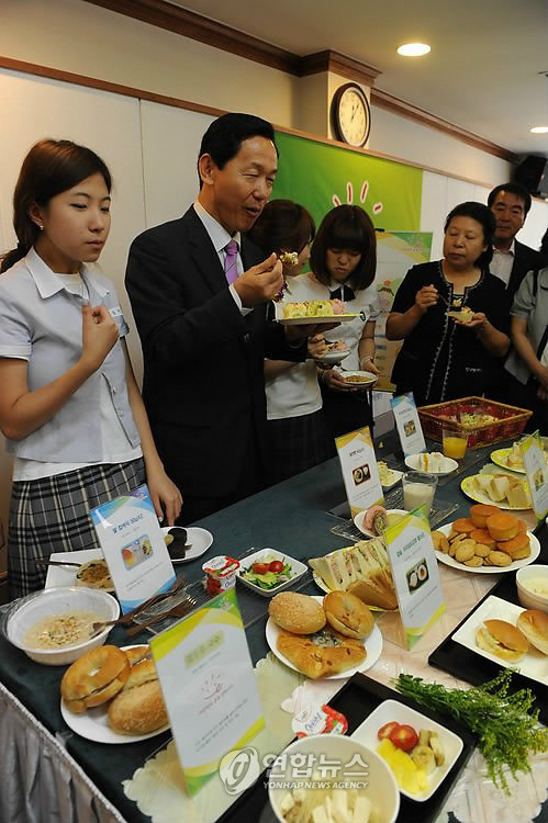 ▲ 김상곤 경기도교육감이 아침급식 품평회를 열고 음식을 시식하는 모습ⓒ연합뉴스