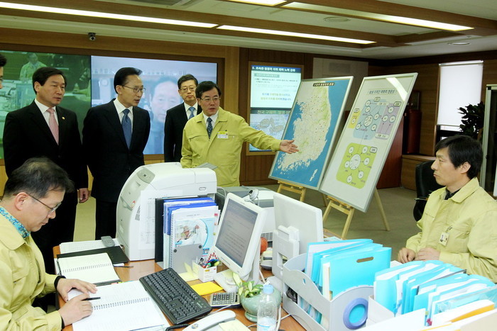 ▲ 이명박 대통령이 27일 오후 과천정부청사를 방문해 농림수산식품부 내년도 업무보고에 앞서 4층 구제역 방역대책 상황실을 방문해 현황보고를 받고 있다.ⓒ 청와대