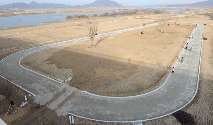 ▲ 최근 금강 금남보 인근 둔치 생태공원에 공사중인 인라인스케이트장.