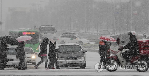 ▲ 중부지역에 28일 새벽 최고 11.5㎝의 많은 눈이 내리며 도로 곳곳이 얼어붙어 출근길 큰 혼잡이 빚어졌다.ⓒ연합뉴스