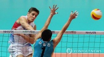 ▲ 지난 23일 경기에서 대한항공의 에반이 오른손 강스파이크를 터뜨리고 있다.