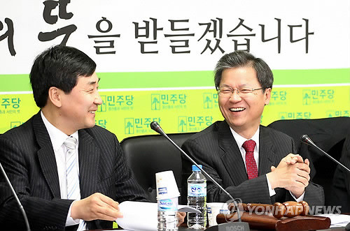 ▲ 민주당 천정배 최고위원이 28일 오전 서울 여의도 당사에서 열린 개혁특위 회의에서 동료의원 등과 환하게 웃고 있다. ⓒ 연합뉴스