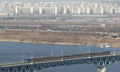 ▲ 마곡대교를 달리고 있는 공항철도.