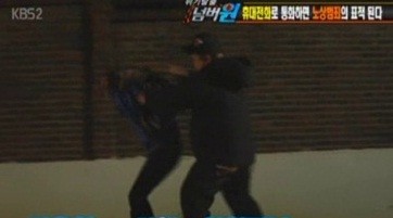 ▲ 휴대전화를 사용하면서 걸으면 주위의 시선이 분산돼 퍽치기범의 표적이 될 수도 있다. ⓒ KBS 방송화면 캡쳐