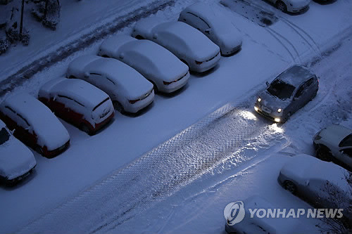 ▲ 29일은 강추위가 찾아오면서 중부 지방의 기온이 영하권으로 떨어졌다. 또, 이날 밤부터 30일 오전까지 많은 눈이 내릴것으로 보인다.ⓒ연합뉴스