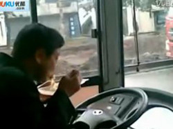 ▲ 라면을 먹으며 운전하는 중국 버스기사.ⓒ상하이저널 캡처