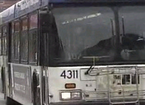 ▲ 버스에서 친구와 대화 중 욕 두 마디를 한 남성이 벌금폭탄을 맞았다.ⓒ유코피아닷컴 캡처