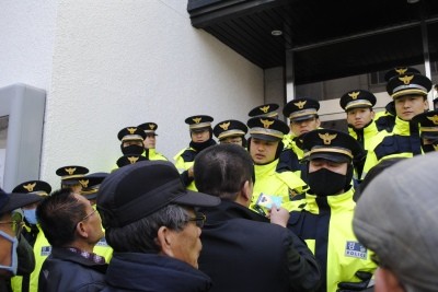 ▲ 어버이연합 회원들이 방청권을 보이며 경찰에 강력히 항의하고 있다. ⓒ뉴데일리