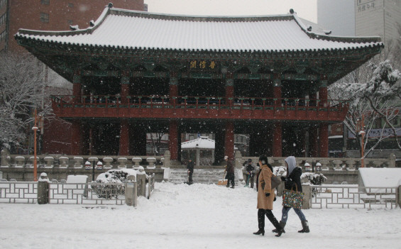▲ 눈 내리는 보신각 전경. 28일 하얗게 눈 덮인 보신각 앞을 시민들이 지나가고 있다.ⓒ뉴데일리