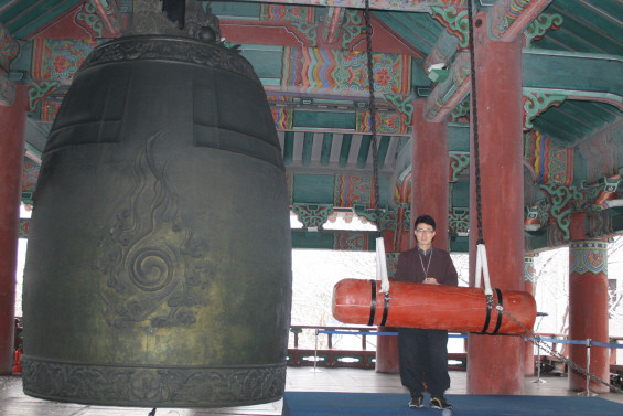▲ 보신각 종과 함께 선 신철민 관리소장. 신 소장의 꿈은 평생을 보신각과 함께 하는 것이다.ⓒ뉴데일리