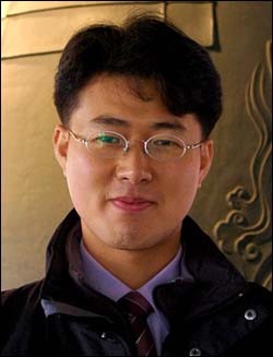 ▲ 보신각 종과 함께 선 신철민 관리소장. 신 소장의 꿈은 평생을 보신각과 함께 하는 것이다.ⓒ뉴데일리