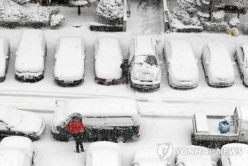 ▲ 30일 새벽 서울과 경기, 충청 등 중부지방을 중심으로 많은 눈이 내린 가운데 낮부터 대부분 지역에서 그칠것으로 보인다. ⓒ연합뉴스