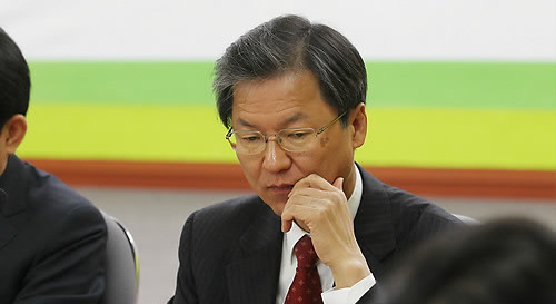 ▲ 민주당 천정배 최고위원이 29일 오전 영등포 당사에서 열린 최고위원회의에서 생각에 잠겨 있다. ⓒ연합뉴스