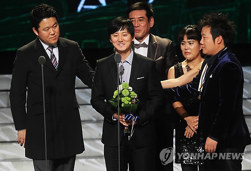 ▲ 30일 새벽 일산 MBC 드림센터에서 열린 '2010 MBC 방송연예대상' 시상식에서 시청자가 뽑은 베스트 프로그램상을 수상한 '세바퀴'의 박현선 PD가 소감을 말하고 있다.