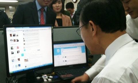 ▲ 이명박 대통령이 31일 오전 청와대 뉴미디어비서관실을 찾아 소셜네트워크서비스(SNS)를 통해 신년인사를 전하고 있다.ⓒ 청와대