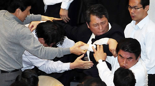 ▲ 새해 예산안 처리를 놓고 국회 본회의장에서 여야 의원들이 몸싸움을 하고 있다. ⓒ연합뉴스