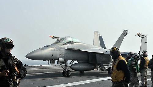 ▲ 한.미 양국이 29일 서해상에서 실시한 연합훈련에서 미 항공모함 조지워싱턴호(9만7천t)의 함재기 수퍼호넷이 이륙 준비를 하고 있다. ⓒ연합뉴스