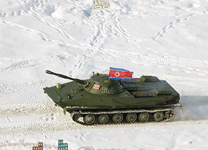 ▲ 지난해 초 김 정일에게 남한 침공 시범 기동을 보이고 있는 북한 '근위 서울 류경수 105땅크 사단'의 PT-76 수륙 양용전차.ⓒ연합뉴스