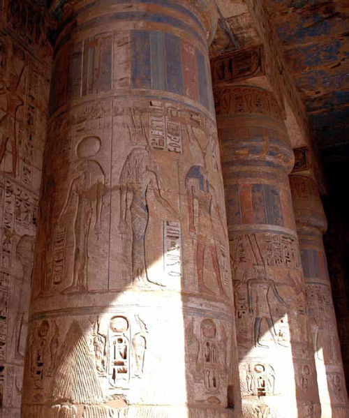 아름다운 신전 기둥 (람세스 3세 장제전 기둥홀).