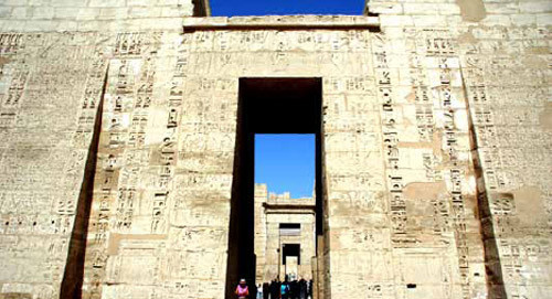 ▲ 성처럼 거대한 람세스 3세 장제전의 탑문.