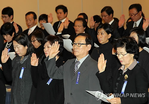 ▲ 전국 사립초교 교장 '부정입학' 자정 결의. 전국 75개 사립초교 교장들로 구성된 한국사립초등학교장협의회가 지난해 학교 비리와 관련 공정성과 투명성을 높이겠다고 다짐하며 선서하고 있다. ⓒ 연합뉴스