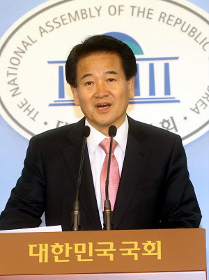 ▲ 민주당 정동영 최고위원이 4일 오전 국회 정론관에서 남북관계 개선과 관련해 기자회견하고 있다. ⓒ 연합뉴스