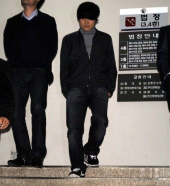 ▲ 공판을 마치고 법정에서 나오고 있는 이성진.  ⓒ 뉴데일리