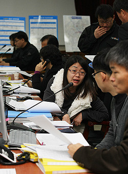▲ 3일 여주군 구제역방역대책본부의 긴박한 모습.