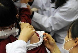 ▲ 지난해 한 여고생이 신종플루 백신을 단체 접종받고 있는 모습. 그러나 올해부터는 교육당국이 이런 집단 접종을 자제시킴에 따라 이런 모습은 찾아볼 수 없게 됐다. ⓒ 자료사진