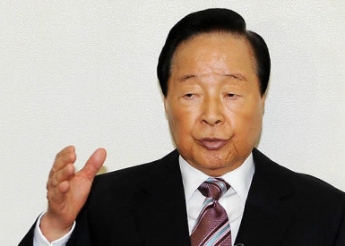 ▲ 김영삼 전 대통령이 5일 서울 동작구 상도동 자택을 찾은 한나라당 안상수 대표와 이야기를 나누고 있다. ⓒ 연합뉴스