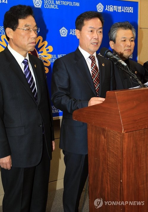 ▲ 허광태 서울시의회 의장과 민주당 소속 의원들이 6일 오전 서울 중구 태평로 서울시의회에서 기자회견을 갖고 올해 서울 시내 초등학교에 무상급식을 실시하는 내용을 골자로 한 `무상급식 조례'를 공포한다고 밝히고 있다.ⓒ연합뉴스