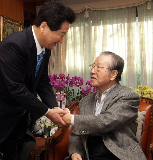 ▲ 안상수 한나라당 대표가 6일 서울 중구 신당동 김종필 전 총리 자택에서 김 전 총리를 예방하고 새해 인사를 나누고 있다.ⓒ연합뉴스